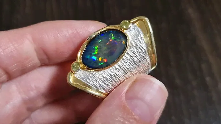 Серебряное кольцо с крупным австралийским опалом (безразмерное)