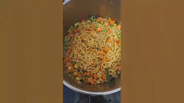 Indomie Noodles with vegetable, #jisoflower #recipe #reel#viralvideo#roadto1k #subscribe