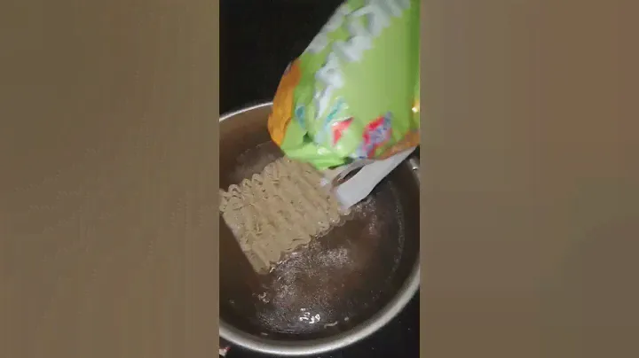 Mukbang mie instan mie sedaap soto Madura🤤 #miesedap #mierebus #miesoto #short  #youtubeshorts