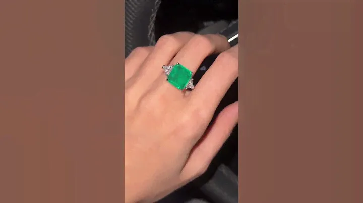 Серебряное кольцо с фианмтами и изумрудом