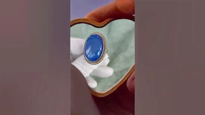 Крупное серебряное кольцо с синем камнем.